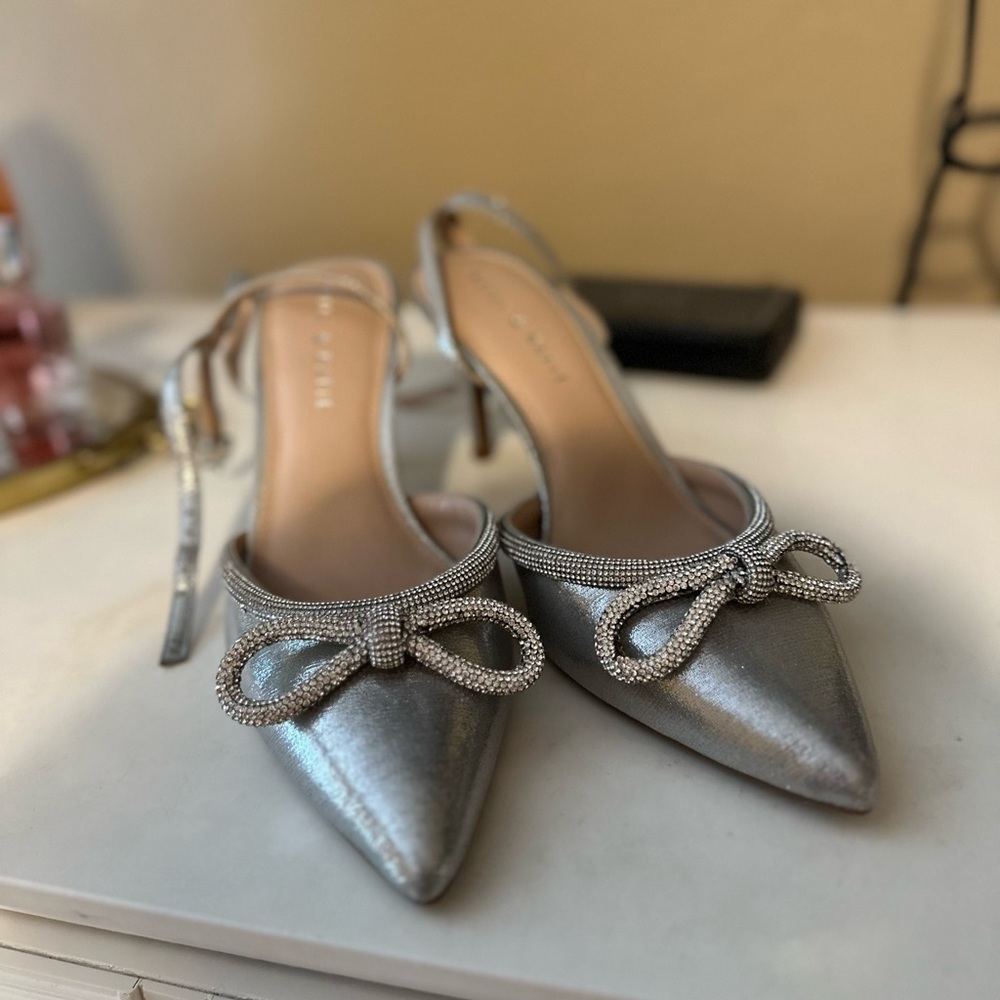 Kelly & Katie size 9 silver bow heel. Worn once, very cute.